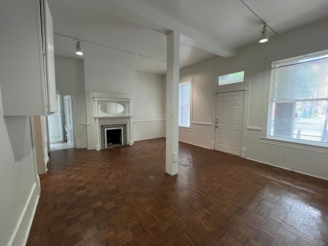 Building Photo - Historic 6 Bed/3Bath house blocks away fro...