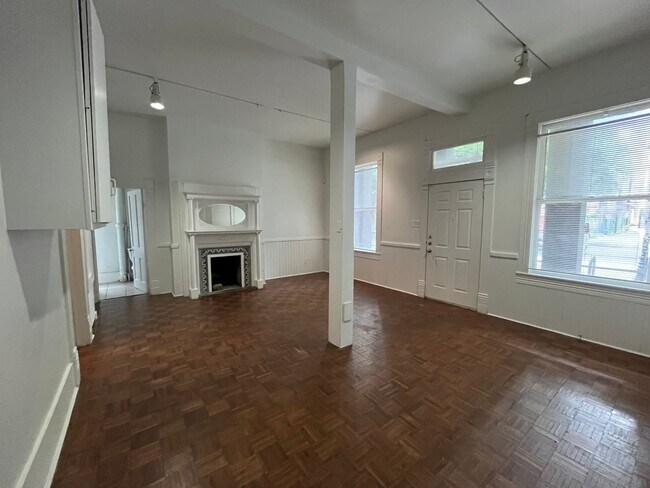 Foto del edificio - Historic 6 Bed/3Bath house blocks away fro...