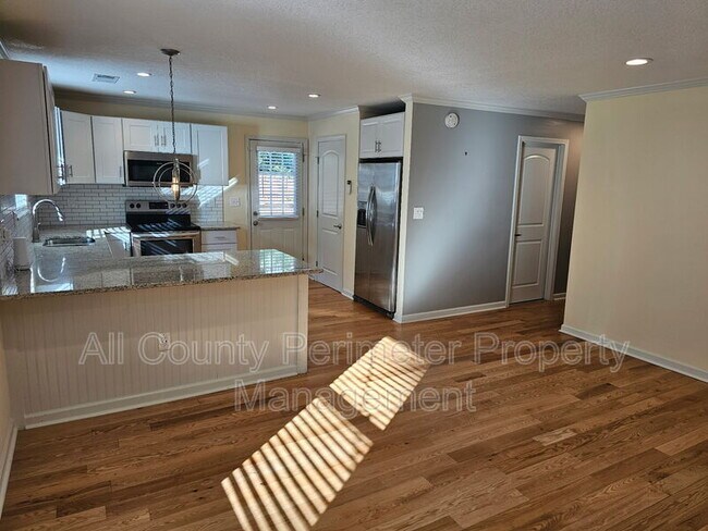 Building Photo - 2409 Swallow Cir SE