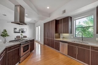 Building Photo - 941 W 21st St