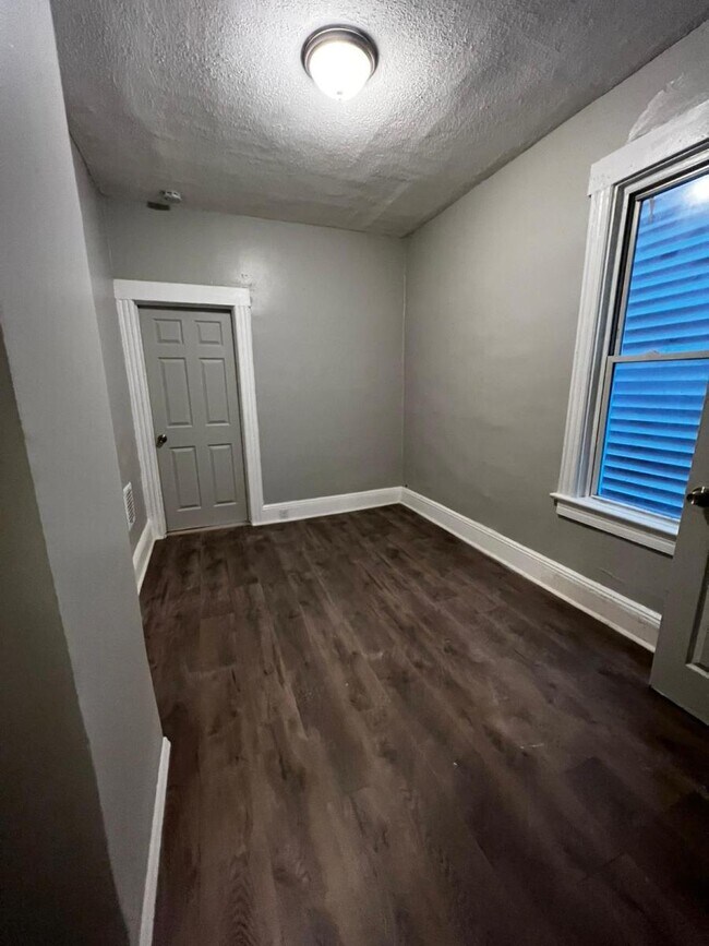 Building Photo - 236 Bayview Ave