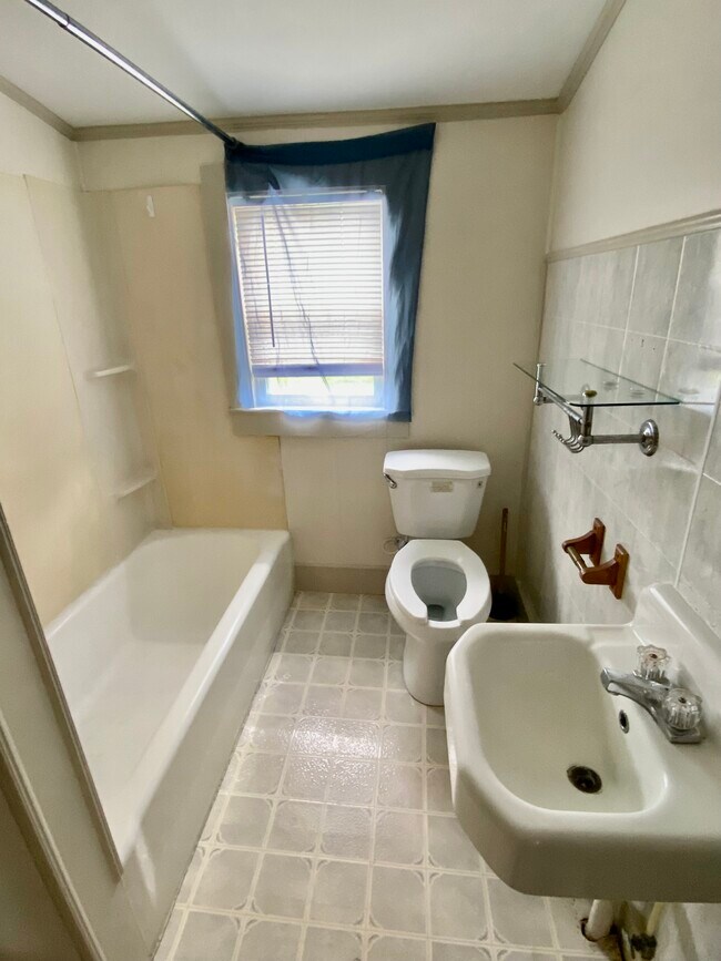 Building Photo - 79 Yvonne Ave