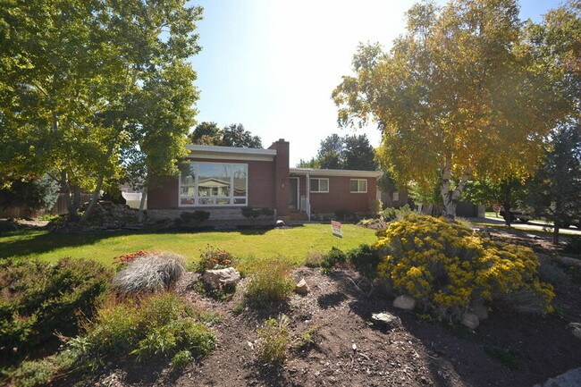 Building Photo - 2556 Solar Dr S