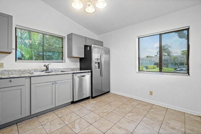Building Photo - 3947 Island Club Cir W