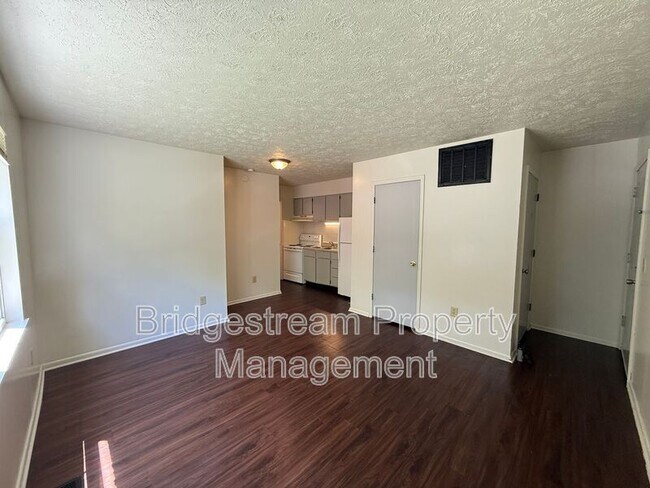 Foto del edificio - 3001 Idylwilde Blvd