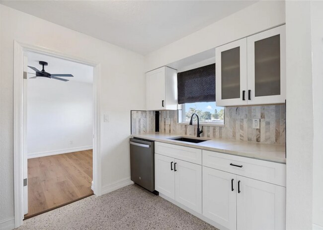 Foto del edificio - 4869 Venetian Blvd NE