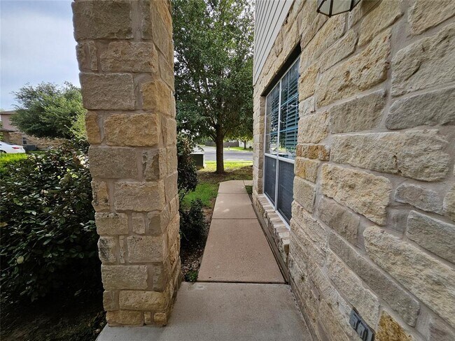 Building Photo - 11109 Persimmon Gap Dr