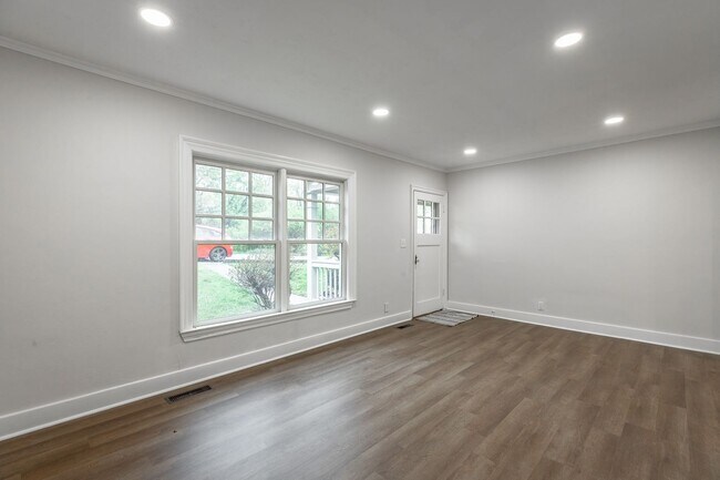 Building Photo - 3 Bedroom 3 Bath in Red Bank