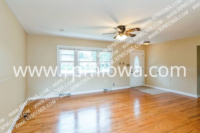 Building Photo - Uniquely Painted 3 Bedroom Home in Windsor...