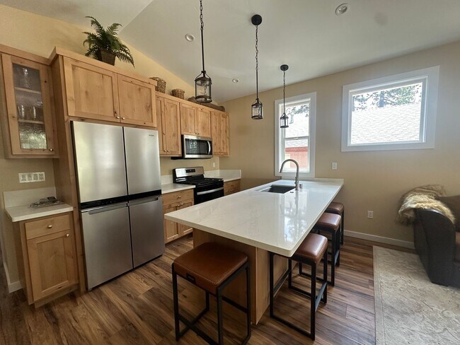 Foto del edificio - Luxury Over Garage ADU 1 Bedroom, 1 Bath