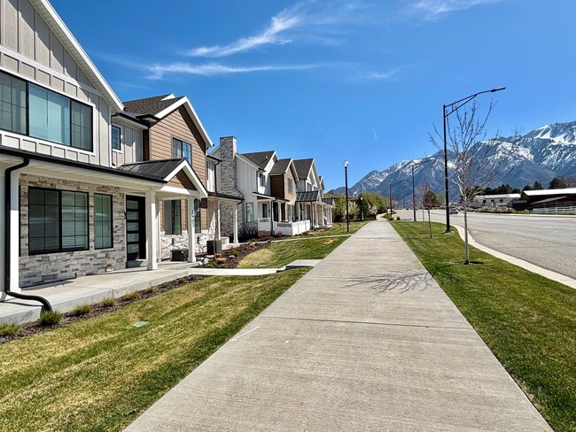 Building Photo - Exclusive Luxury Townhome at Dimple Dell!
