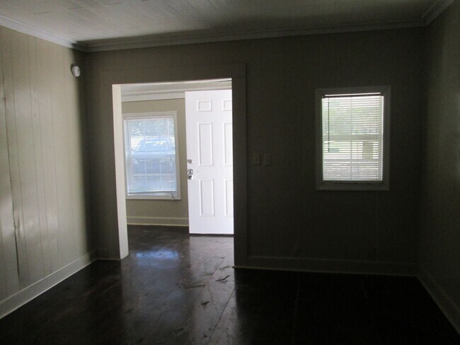 Building Photo - 920 Bonita