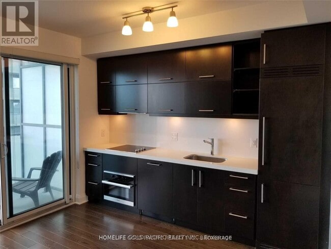 Photo du bâtiment - 1080 Bay St.