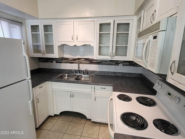 Foto del edificio - 1851 E Yale St