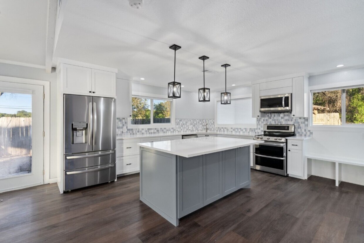 Foto principal - 17137 Rocky Ridge Rd