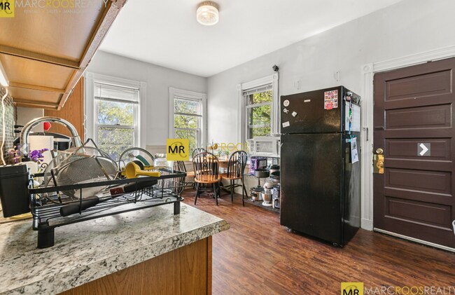 Building Photo - 175 River St