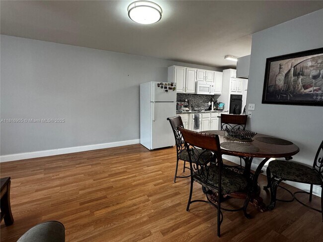 Building Photo - 10052 Twin Lakes Dr