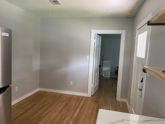 Dining/Entry - 1811 Garfield St