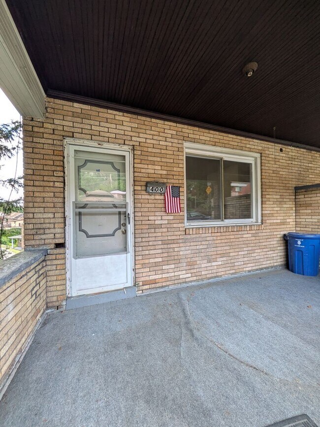 Foto del edificio - 2 bed 1 bath home with large living room a...