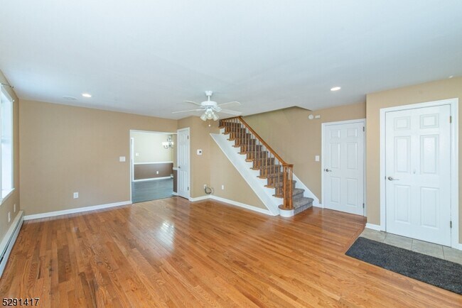 Foto del edificio - 47 Dickerson Rd