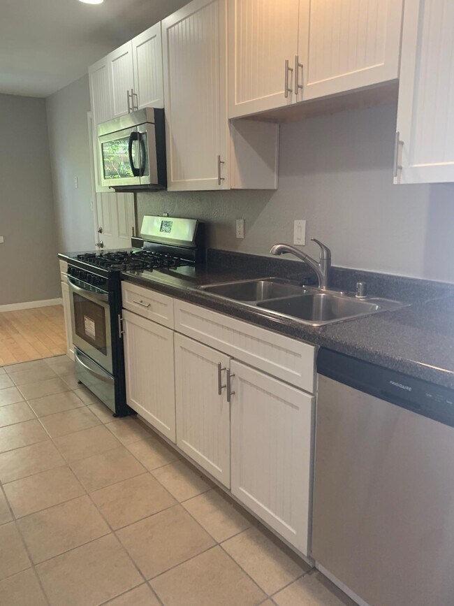 Building Photo - 1212 Willys Knight Dr NE