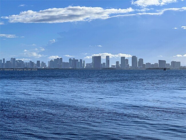 Foto del edificio - 7501 E Treasure Dr