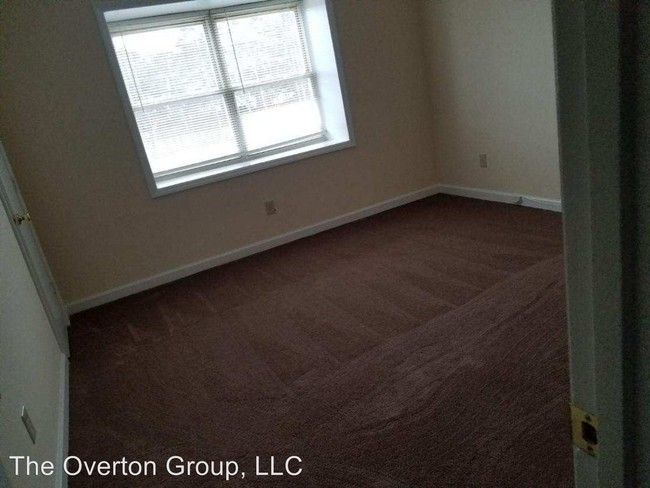 Building Photo - 841 Lewis Dr
