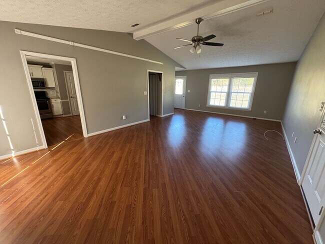 Foto del edificio - 3 Bedroom, 2 Bathroom- House in Silver Creek!