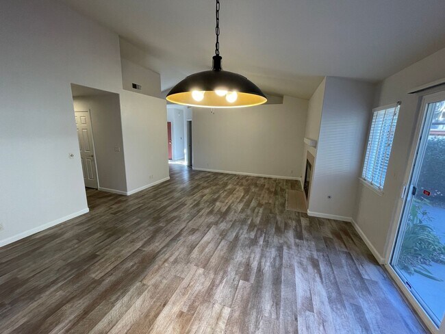 Foto del edificio - 3 bedroom 2 bath, Mission Ranch Neighborho...