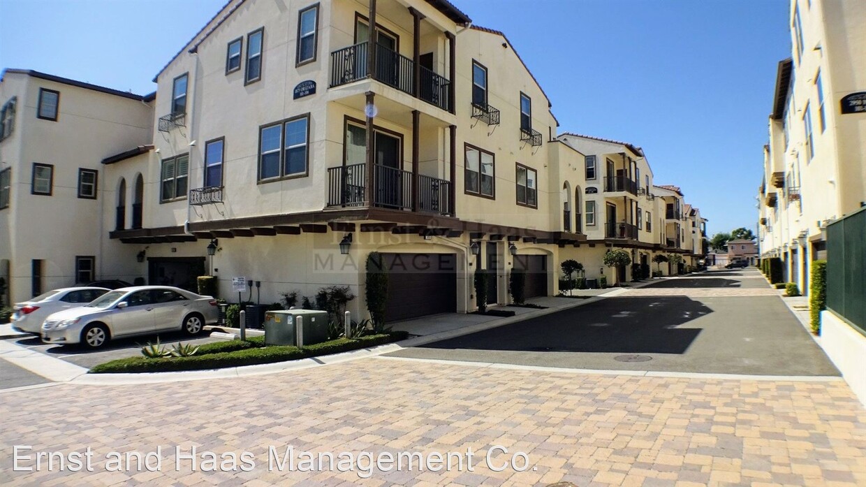 Primary Photo - 2 br, 2.5 bath House - 1878 Orizaba Ave. #104