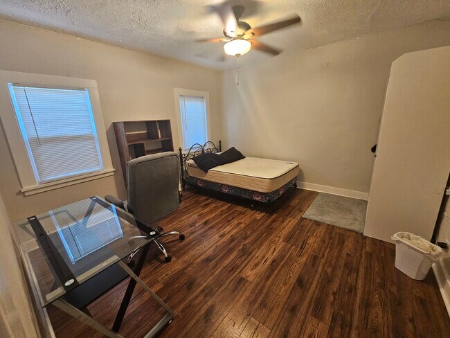 Dormitorio 2 - 3509 Raymond Ave
