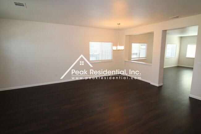 Foto del edificio - Updated 3bd/2ba Home near Freeport Blvd & ...