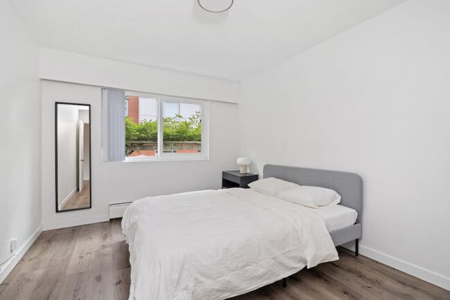 Building Photo - 254 E 12th Ave