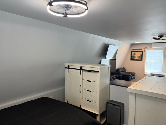 Foto del edificio - Modern Detached (ADU) Efficiency Apartment