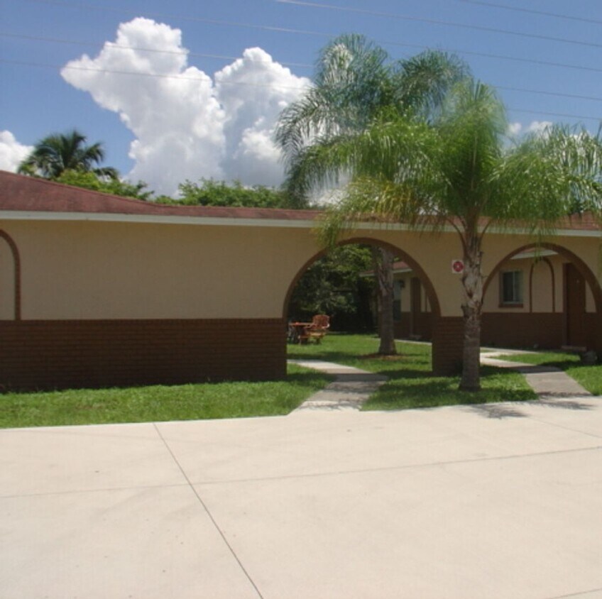 Primary Photo - Adorable 2BR/2BA Fourplex with Ceramic Til...