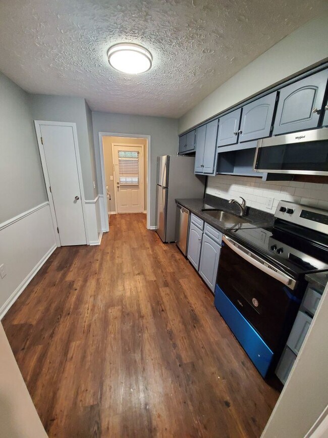 Foto del edificio - 2 Bed/1 Bath available in June!
