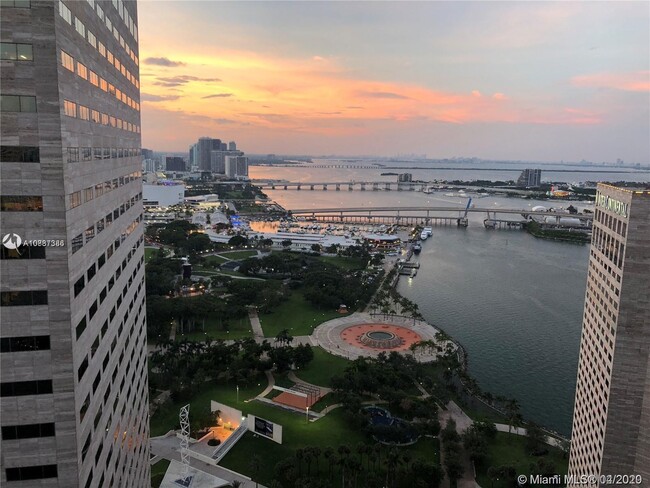 Foto del edificio - 335 S Biscayne Blvd