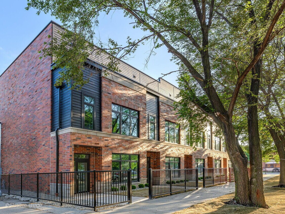 Foto principal - 2347 W Morse Ave
