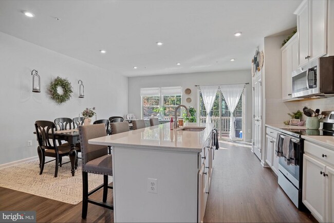 Foto del edificio - 3213 Laurel Hl Rd