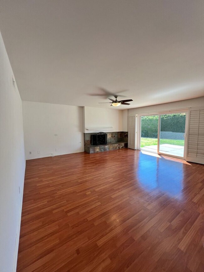 Foto del edificio - 3 Bed 2.5 Bath Fountain Valley Beauty Now Available