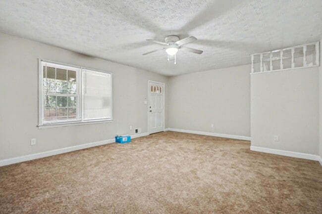 Building Photo - Large 3 Bedroom 2 Bath Home