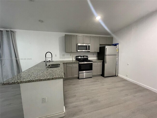 Foto del edificio - 2561 NW 4th St