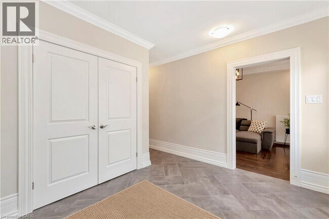 Building Photo - 232 Bay St N