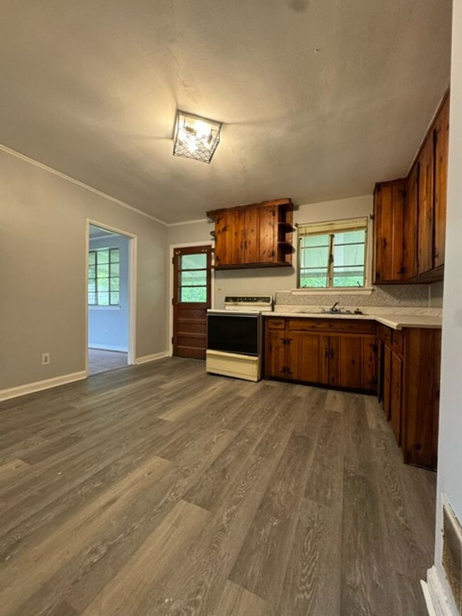 Building Photo - Adorable, Renovated 4/1 Family Home