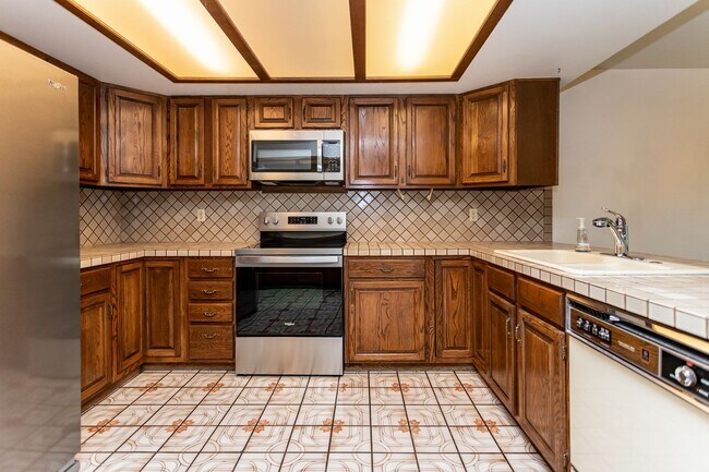 Building Photo - Vintage Charm with Golf Course Views!!!