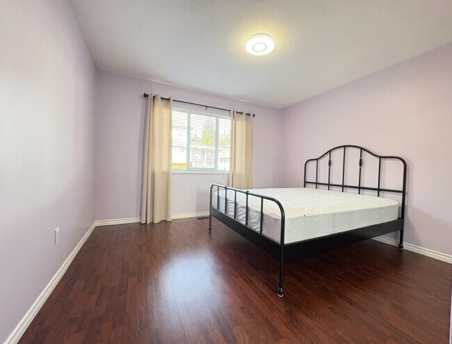 Photo du bâtiment - 3 bedroom in Coquitlam BC V3E 3B2