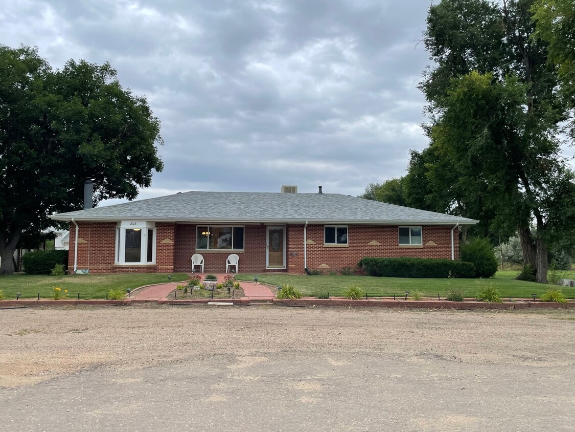 Beautiful ranch on a quiet country road - 806 Fordham St