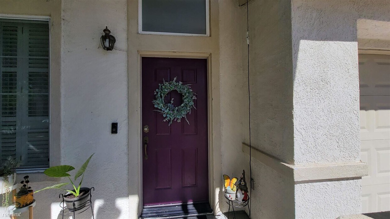 Building Photo - 3 br, 2.5 bath Townhome - 116 Berry Avenue