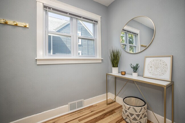 Entryway - 2408 E Belleview Pl