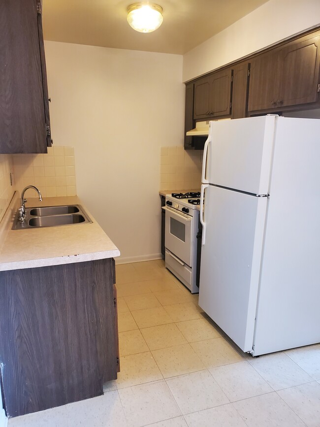 Kitchen - 4306 Lindenwood Dr